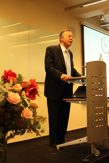 Aryeh Neier i talarstolen